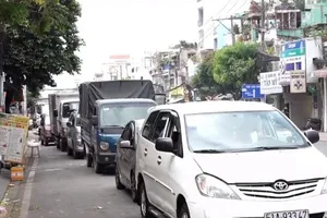 Hà Nội: Xếp hàng dài tại các trung tâm đăng kiểm