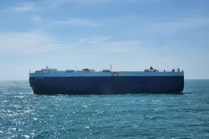 Lên phương án tiếp cận tàu chở hơn 4.500 ô tô bị cháy 