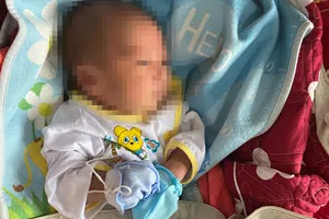 Bé sơ sinh bị bỏ rơi ở thị trấn Hương Khê (huyện Hương Khê, tỉnh Hà Tĩnh)
