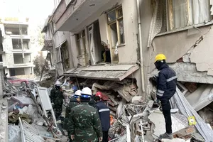 Đội chó nghiệp vụ và Tổ trinh sát số 1 của Đội Công binh cứu sập của Quân đội nhân dân Việt Nam tìm kiếm nạn nhân vụ động đất tại tỉnh Hatay, Thổ Nhĩ Kỳ. Ảnh: BQP 