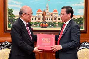Chủ tịch UBND TPHCM Phan Văn Mãi tặng quà ông Takebe Tsutomu, Cố vấn đặc biệt Liên minh Nghị sĩ Hữu nghị Nhật - Việt. Ảnh: VIỆT DŨNG