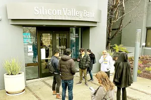 Khách hàng trước trụ sở của SVB
