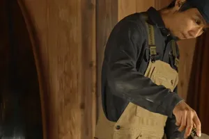 Anh Tsutsumi trong xưởng sơn mài của gia đình 