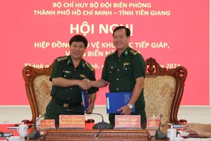 Đại tá Trần Thanh Đức và Đại tá Trần Văn Le tại lễ ký kết. Ảnh: TRẦN YÊN 