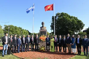 Đoàn đại biểu TPHCM dâng hoa tượng đài Chủ tịch Hồ Chí Minh tại Thủ đô Buenos Aires (Argentina). Ảnh: VIỆT DŨNG 
