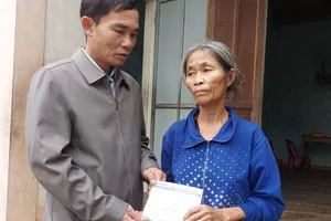 Bà Lê Thị Tẻo nhận tiền hỗ trợ của bạn đọc Báo SGGP