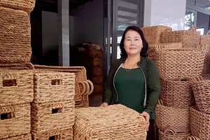 Chị Lê Thị Trinh (ấp 1, xã Tân Hưng, huyện Cái Bè, Tiền Giang) gần 30 năm gắn bó với nghề đan lục bình