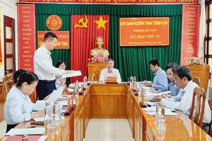 Ủy ban Kiểm tra Tỉnh ủy họp xem xét, kỷ luật các đảng viên vi phạm (Ảnh UBKT Bình Thuận)