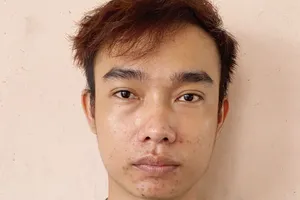 Đối tượng tại cơ quan công an. Ảnh: HỒ GIANG