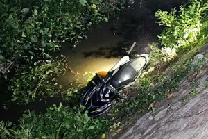 Bình Dương: Nam thanh niên cùng xe máy lao xuống kênh