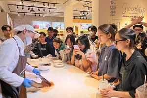 Du khách theo dõi quá trình nghệ nhân tạo hình chocolate tại Viện Nghiên cứu khoa học Tây Nguyên