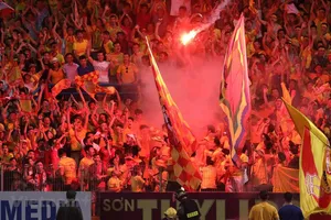 Khi cổ động viên quay lưng