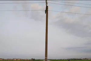  Cột điện nằm giữa đường bê tông từ cầu Quảng Hải đi Lạc Giao