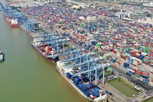 Xếp dỡ hàng hóa tại Cảng Cát Lái trên nhánh sông Soài Rạp, TP Thủ Đức, TPHCM. Ảnh: HOÀNG HÙNG