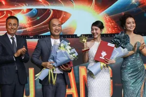 Diễn viên Thu Trang (thứ 2 bên phải qua) đoạt giải diễn viên nữ chính xuất sắc nhất phim truyện điện ảnh. Ảnh: LÊ KIÊN 