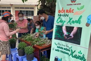 Nhóm thiện nguyện “Hiểu về mảnh đời” tổ chức ngày hội “Đổi rác lấy cây”