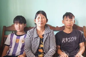 Mẹ ung thư một mình nuôi 2 con