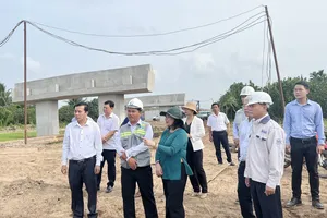 Phó Bí thư Thường trực Tỉnh ủy Bến Tre Hồ Thị Hoàng Yến kiểm tra dự án giao thông trên địa bàn tỉnh. Ảnh: TRUNG HIẾU