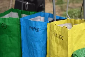 Giỏ rác phân loại tại phim trường của một đoàn làm phim ở Slovakia Ảnh: EURONEWS