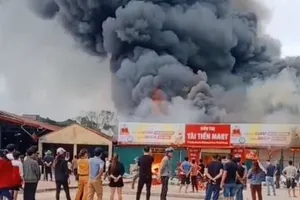 Cháy lớn thiêu rụi siêu thị tại Hà Giang