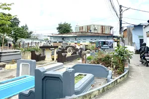 khoảng 2.000 mộ nằm xen lẫn khu dân cư