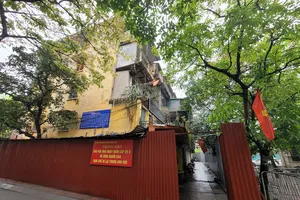 Toà nhà G6A tại khu tập thể Thành Công đã xuống cấp nguy hiểm nhưng vẫn còn người ở. Ảnh: QUỐC KHÁNH