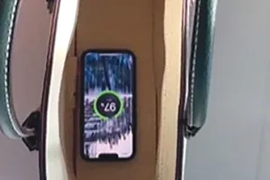 Điện thoại được sạc khi đặt trong túi xách. Ảnh: CHINA DAILY