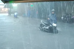 Bình Dương: Một người đi đường nghi bị mưa lớn cuốn xuống cống thoát nước