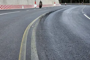 Trên đèo Prenn xuất hiện tình trạng bong tróc mặt đường với 13 vị trí khác nhau