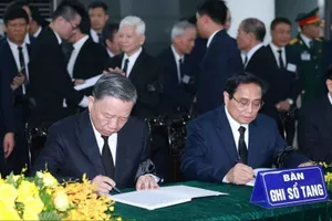 Chủ tịch nước Tô Lâm và Thủ tướng Phạm Minh Chính ghi sổ tang tiễn biệt Tổng Bí thư Nguyễn Phú Trọng tại Nhà tang lễ Quốc gia, số 5 Trần Thánh Tông, Hà Nội. Ảnh: TTXVN
