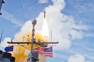 Tên lửa Standard Missile trong một lần bắn thử nghiệm từ tàu hải quân Mỹ