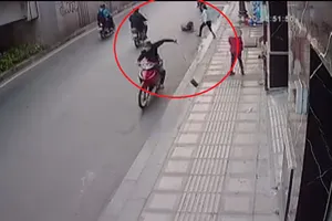 Nam thanh niên cướp giỏ xách của cô gái rồi điều khiển xe bỏ chạy. Ảnh cắt từ clip