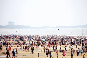 Bãi tắm Thùy Vân đông người vào ngày nghỉ lễ