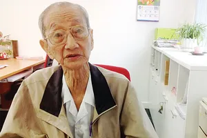 Bác Mười Út, một độc giả thường đến Báo SGGP gửi tiền đóng góp cho quỹ xã hội từ thiện