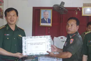 Đồn Biên phòng cửa khẩu A Đớt tặng quà Đại đội Bảo vệ biên giới 531 (Lào) nhân dịp Tết cổ truyền Bunpimay