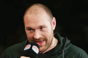 Tyson Fury ngạo mạn đòi chấp Anthony Joshua 1 tay.