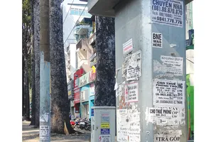 Sau khi Nghị định 28/2017 có hiệu lực, các cột điện, tủ điện  vẫn bị các tờ rơi, quảng cáo rao vặt phủ kín