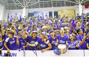 Không khí tại các khán đài luôn sôi động từ sự cổ vũ của các cổ động viên