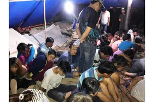 Hàng chục đối tượng dựng chòi, câu điện để đánh bạc ban đêm tại một khu đất quy hoạch “treo” ở phường 16, quận 8, vừa bị Công an quận 8  bắt giữ