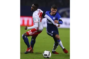 Schalke (phải) hy vọng sẽ làm được một điều gì đó trong trận đấu cuối cùng trên sân nhà ở Bundesliga mùa này 