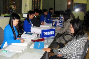 Gần 40.000 lao động chưa được đóng bảo hiểm xã hội. Trong ảnh: Đại diện doanh nghiệp đóng BHXH cho người lao động (ảnh minh họa)