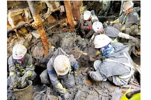 Đội tìm kiếm trên phà Sewol tại cảng Mokpo ở tỉnh Nam Jeolla ngày 15-5-2017. Ảnh: The Chosun Ilbo