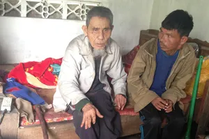 Ông Trần Hữu Vịnh cùng người con trai mắc bệnh  tâm thần