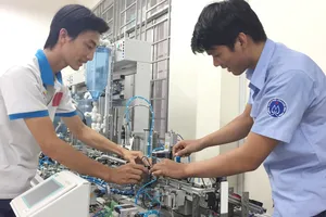 Hải (bên phải) và Tiến tập luyện để chuẩn bị cho kỳ thi tay nghề ASEAN  lần thứ XI 