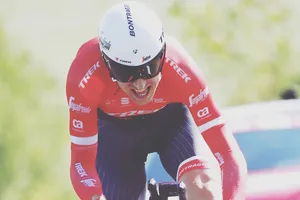 Tom Dumoulin dũng mãnh trên đường đua cá nhân tính giờ.