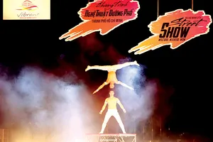 Tiết mục xiếc sức mạnh đôi tay do NSƯT  Quốc Cơ và NSƯT  Quốc Nghiệp biểu diễn