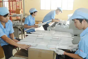 Sản xuất tại một doanh nghiệp đạt chứng nhận nhãn xanh. Ảnh: CAO THĂNG