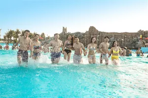 Du khách háo hức khám phá công viên nước hàng đầu khu vực tại Hạ Long