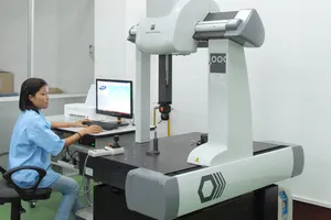 Chế tạo khuôn mẫu bằng robot thế hệ mới giúp tạo sản phẩm  chính xác cao, tiết kiệm năng lượng, diện tích nhà xưởng tại  một công ty ở TPHCM. Ảnh: CAO THĂNG