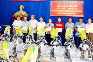 Bàn giao máy móc, thiết bị hỗ trợ các hộ  chăn nuôi bò sữa trên địa bàn TPHCM